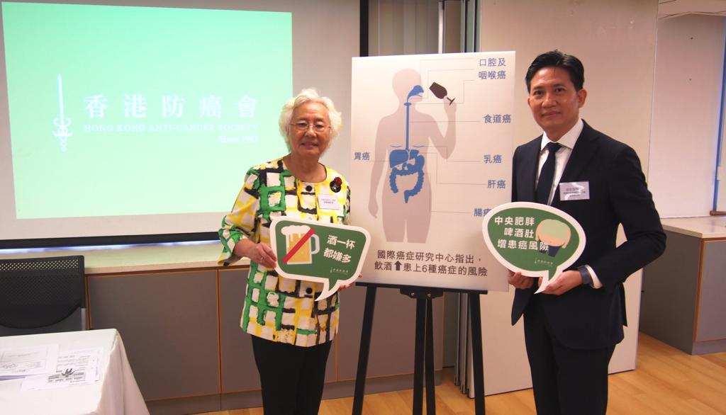 香港防癌會主席朱楊珀瑜女士(左)及香港防癌會癌症教育小組委員會主席廖敬賢醫生(右) 指出, 啤酒肚(中央肥胖)增患癌風險,飲酒放鬆隨時陷三重風險——染疫、增磅及患癌,呼籲不要飲酒。