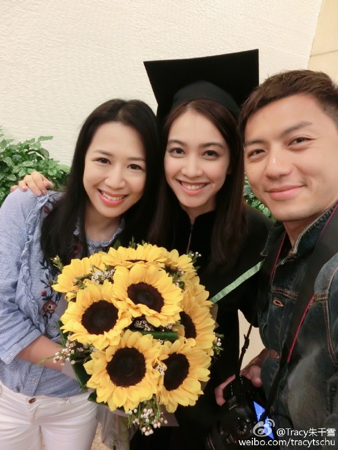 岑杏賢為好友朱千雪慶祝畢業，當時的男友袁偉豪也有同行。