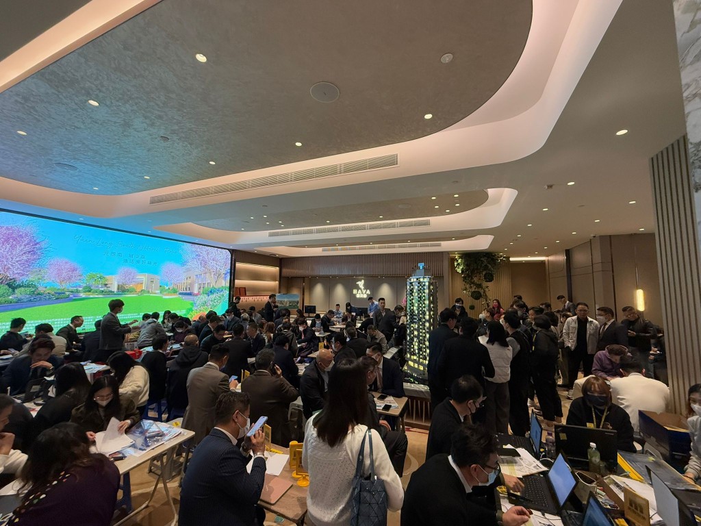 朗天峰收票不斷彈升,昨日展銷廳吸引大批睇樓客到場,情況不俗。