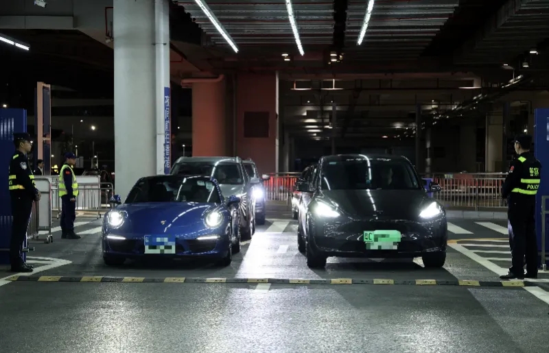 「粵車南下」車輛進入口岸查驗通道。 南方都市報