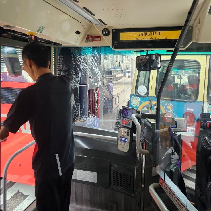 意外中1A巴士車頭擋風玻璃碎裂。FB: 是日快快-巴士即日相 意外中1A巴士車頭擋風玻璃碎裂。FB: 是日快快-巴士即日相