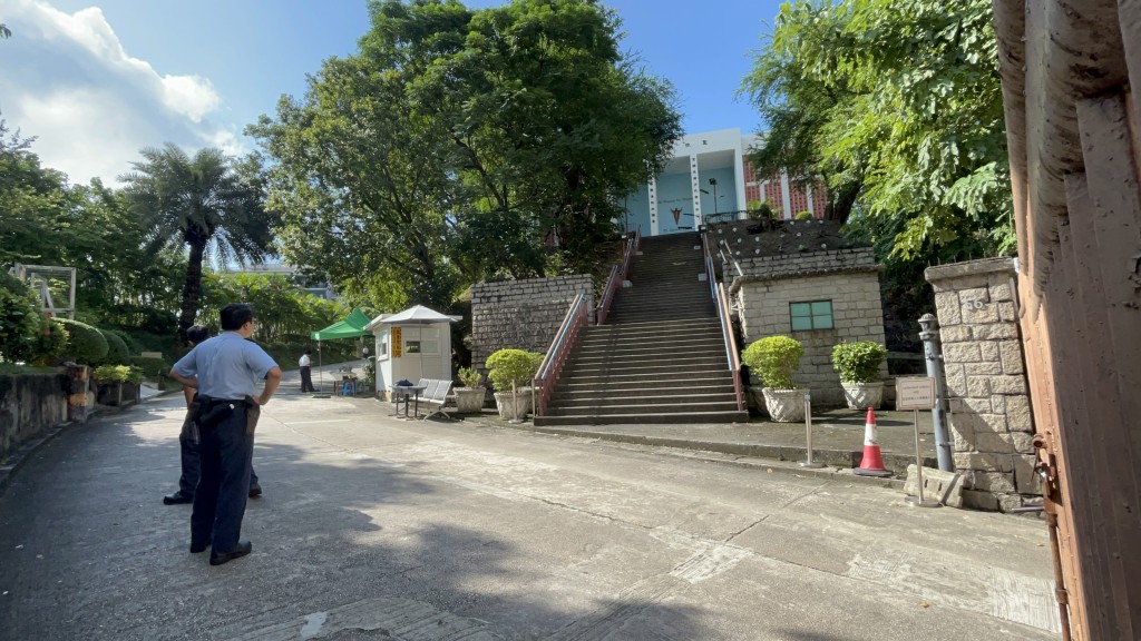 九龍華仁書院女子手抱嬰孩企圖跳樓。