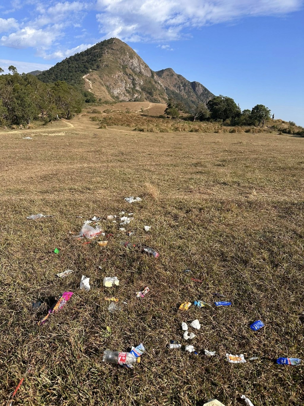 他相信是前一晚被野豬翻摷後散落地上。Kei MK @FB香港人露營分享谷 他相信是前一晚被野豬翻摷後散落地上。Kei MK @FB香港人露營分享谷