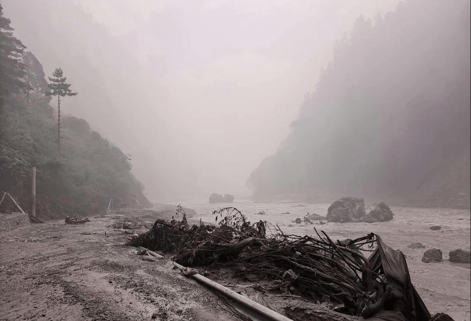 源自高海拔地区的冰岩崩塌事件可能是今次灾难的导火线。新华社 源自高海拔地区的冰岩崩塌事件可能是今次灾难的导火线。新华社