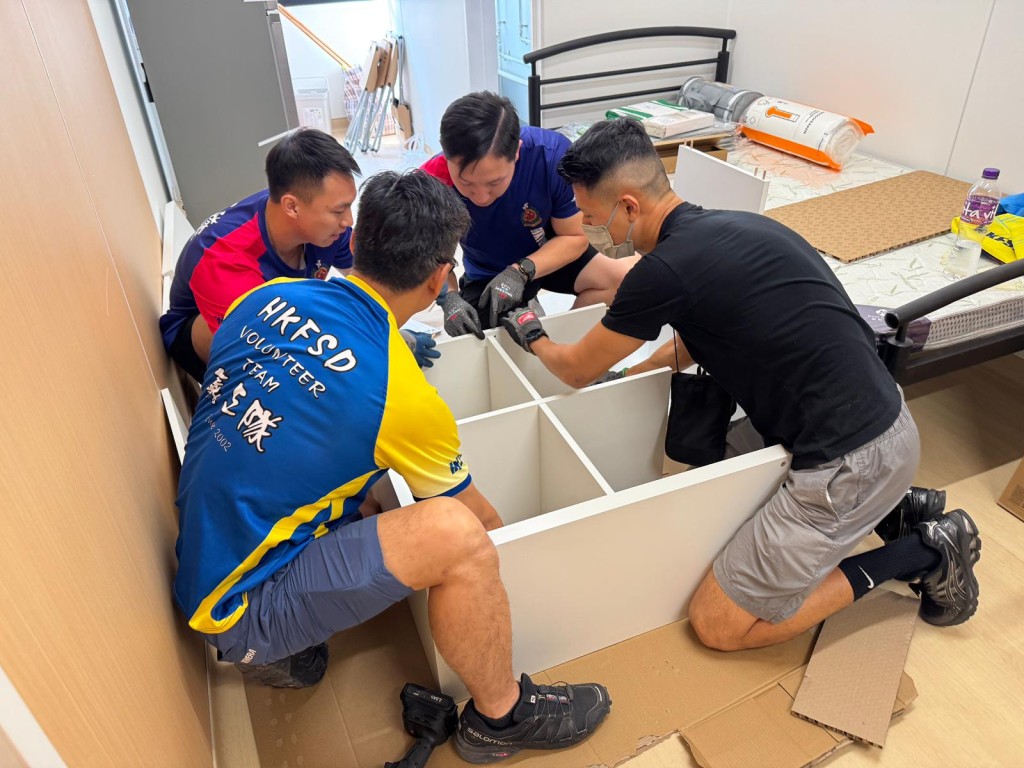 多名義工隊成員為災民裝嵌家具。