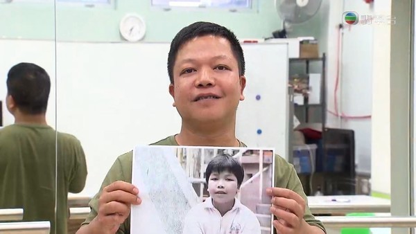 志文曾做街童,亦是當年嘅「杯麵男孩」。