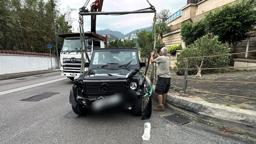 平治被吊臂車吊起運走。劉漢權攝