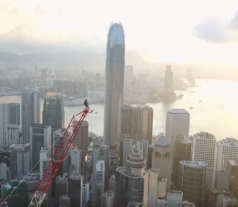 外籍情侶疑闖港島地盤，爬吊機頂玩命自拍。影片截圖
