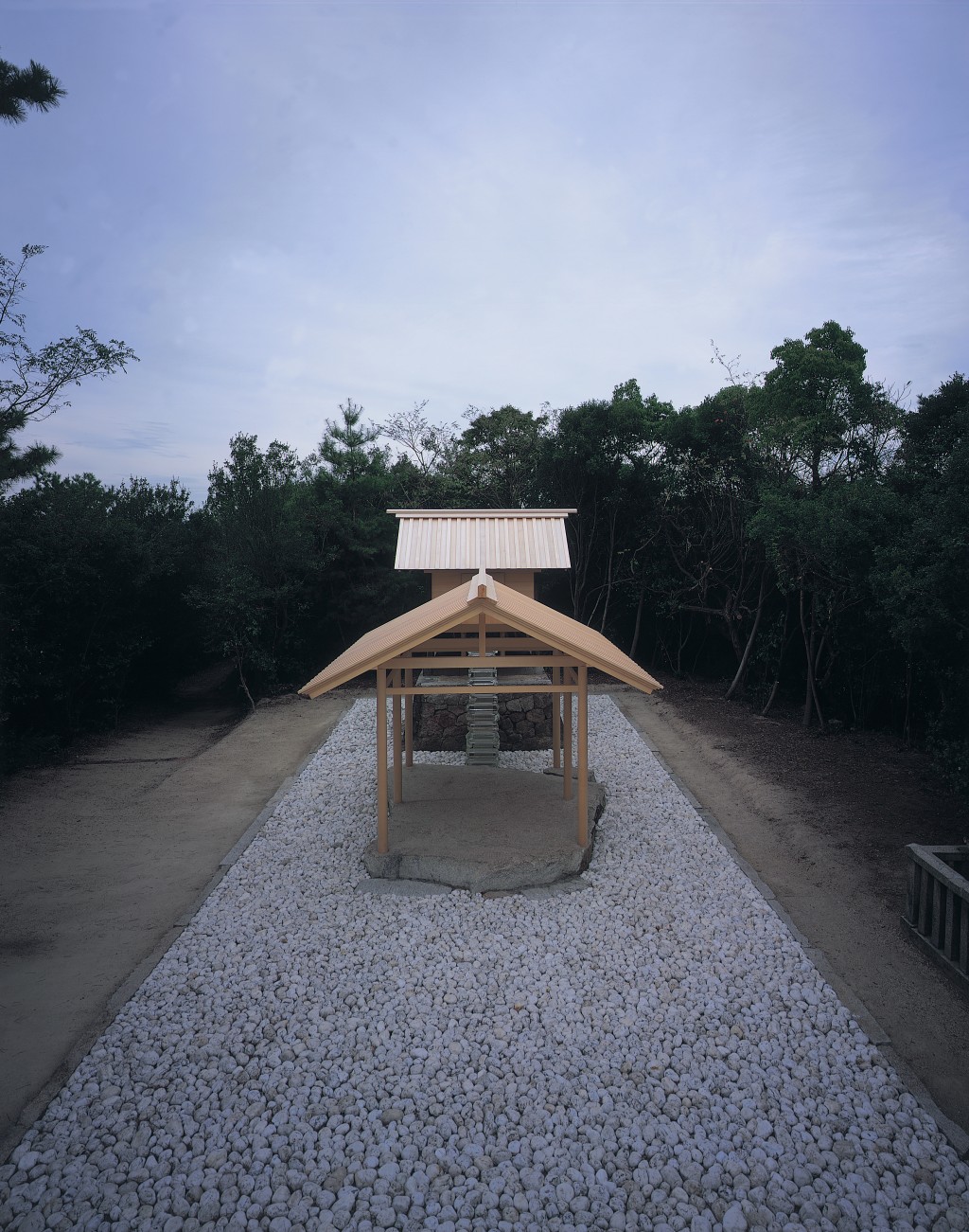 「倍乐生艺术场直岛」项目中由艺术家杉本博司参与的《Go'o Shrine》，通过艺术形式传承传统文化。（摄影：Hiroshi Sugimoto）