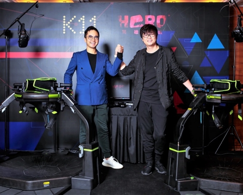 K11創始人鄭志剛(左)和英雄互娛董事長應書嶺於合作發佈會時合照。