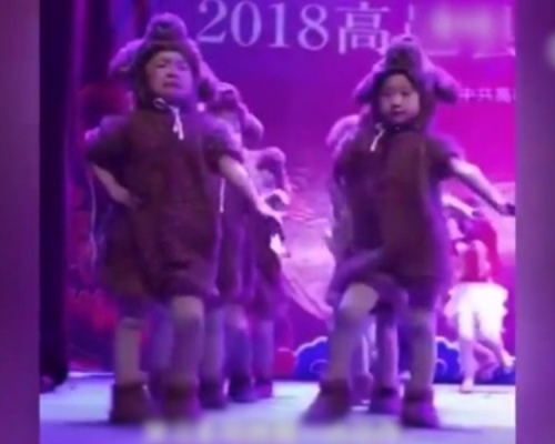 网民认为这就是「不想工作又不得不去」的经典表现。片段截图