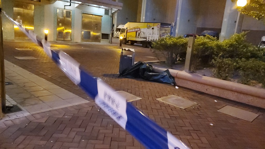 健明邨男子墮樓，屍體用黑膠袋暫時遮蔽。