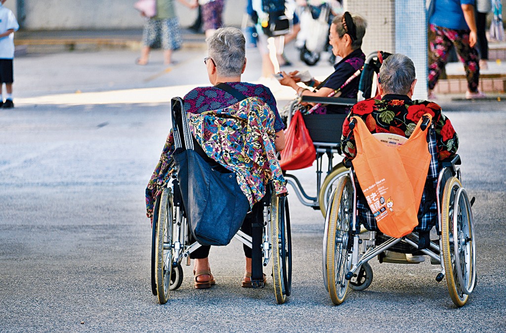 港府明年增加「院舍券」計劃至6000張，反映該計劃有助緩解長者宿位問題。