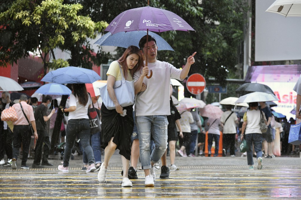 骤雨正影响广东沿岸，天文台于13时10分发出黄色暴雨警告信号。陈浩元摄