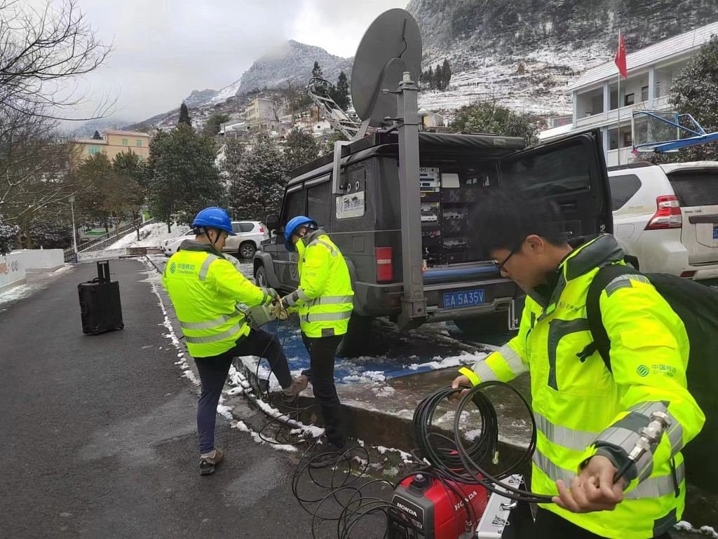 技术人员架设救援通信设备。新华社