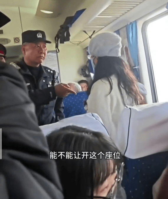 乘警劝女乘客让出侵占了的他人座位。