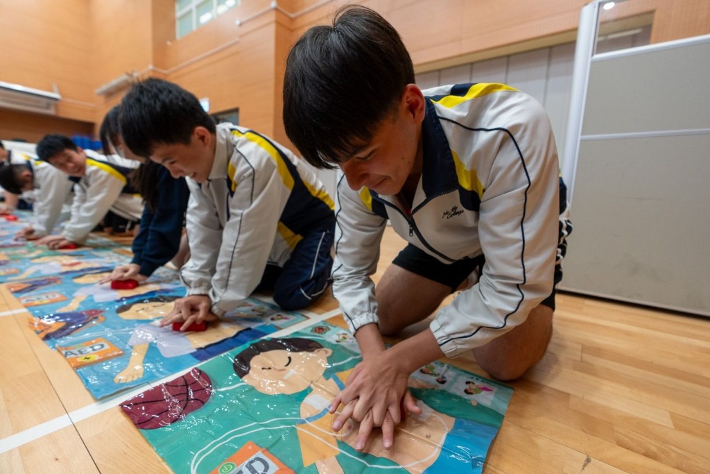 中学生学习心肺复苏法。消防处图片