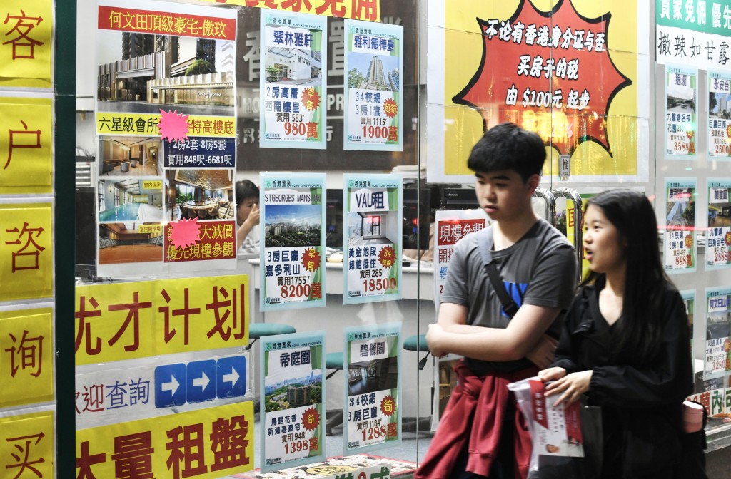 香港政府从2023年起积极推动各项引入人才计划,至今已有逾23万人来港。 香港政府从2023年起积极推动各项引入人才计划,至今已有逾23万人来港。