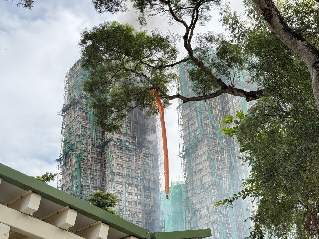 至今日（27日）早上9時許，現場火情已控制，大部分火勢已被撲滅，但仍濃煙不斷。曹露尹攝