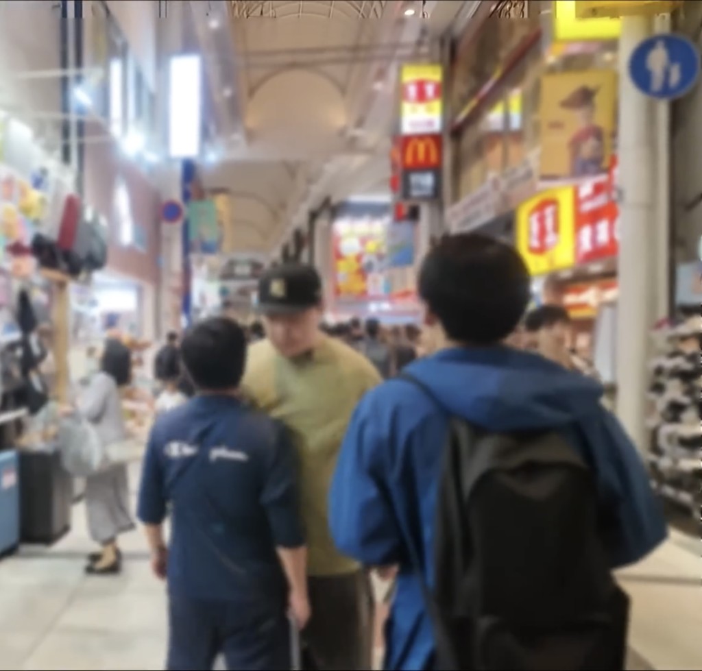 陸恩英看不過眼,擋在「撞人男」前面。 Youtube / MadBro 陸恩英看不過眼,擋在「撞人男」前面。 Youtube / MadBro