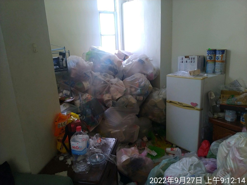 房東發現單位堆滿垃圾。網圖
