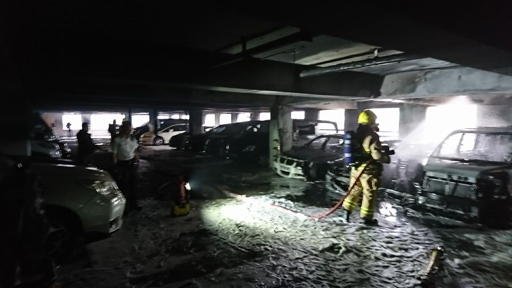 火警中有八輛汽車損毀,其中四輛燒剩支架。資料圖片