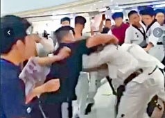 ■两批「武林高手」在商场内「交战」。