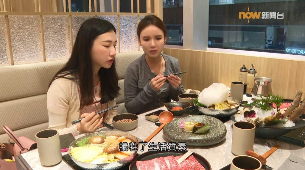 Charlene於節目中指出,「我之前食開一餐就2、3,000嘅,但依家有時就變咗食lunch囉,可能800至1,000蚊咁樣囉」 Charlene於節目中指出,「我之前食開一餐就2、3,000嘅,但依家有時就變咗食lunch囉,可能800至1,000蚊咁樣囉」