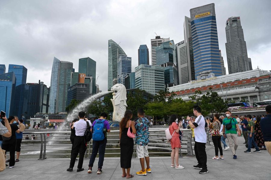 倫敦投資諮詢公司Henley & Partners新世界財富研究主管阿莫爾斯對新加坡媒體稱，今年新加坡預料將吸引到近3,500名淨資產上百萬元的富裕人士移居，而他們大部分來自中國。