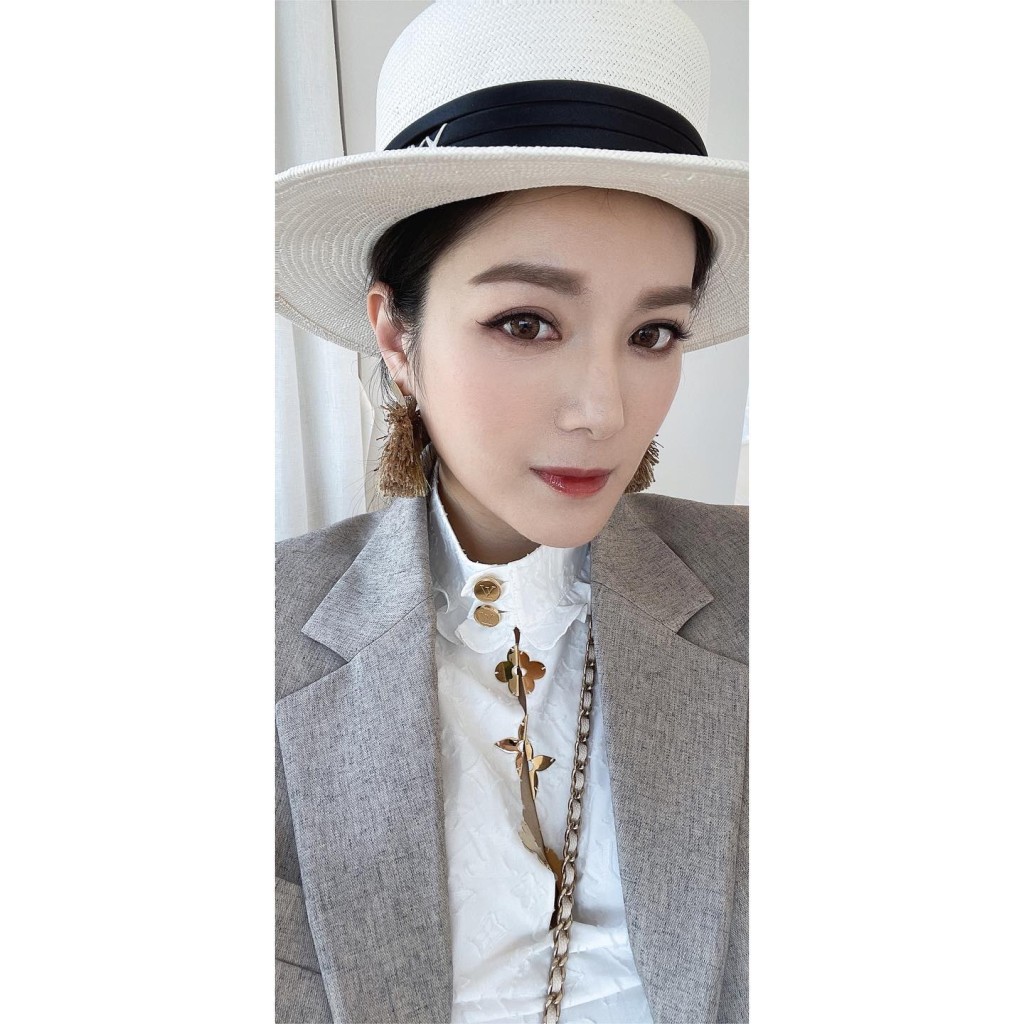 華姐出身的苛芸慧,同樣是走甜美路線的美女,自從2016年完約TVB後已鮮有公開露面,不過當年苛姑娘仍在TVB時,不時被網民稱為肥苛,事關苛芸慧同樣屬於有肉地的身型,但配合她的標緻五官,同樣是好靚女!