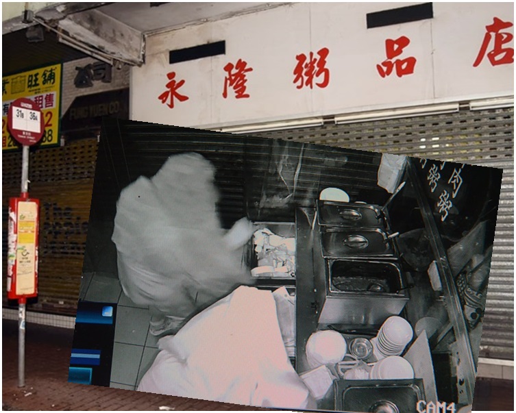 兩名賊人披雨衣、戴鴨舌帽、戴口罩及戴手套，在店內大肆搜掠一番。