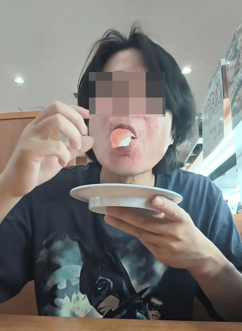 日本男子恶搞连锁寿司店,更拍片放上社交平台炫耀。 X@gorilla_buzz7 日本男子恶搞连锁寿司店,更拍片放上社交平台炫耀。 X@gorilla_buzz7