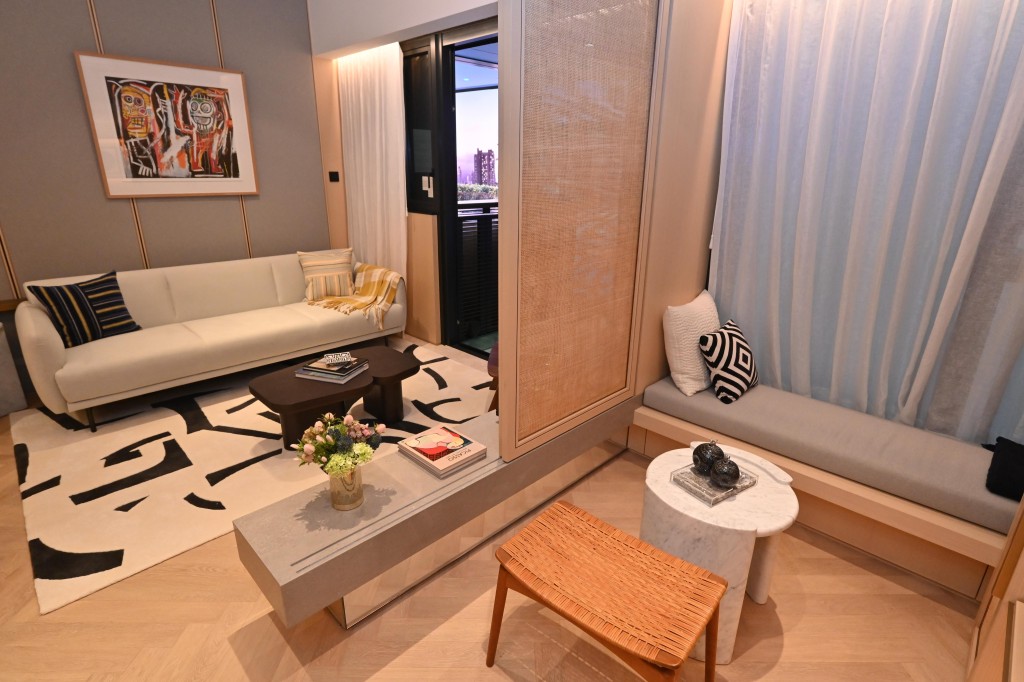 客厅同样宽敞舒适，配以一组3座长梳化及独特形状木制茶几，衬以艺术画作来营造空间品味氛围。