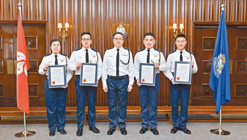 时任警务处长卢伟聪于2019年4月向4名人员颁发处长嘉奖，当中包括黄慧贤(左一)。(警声图片)