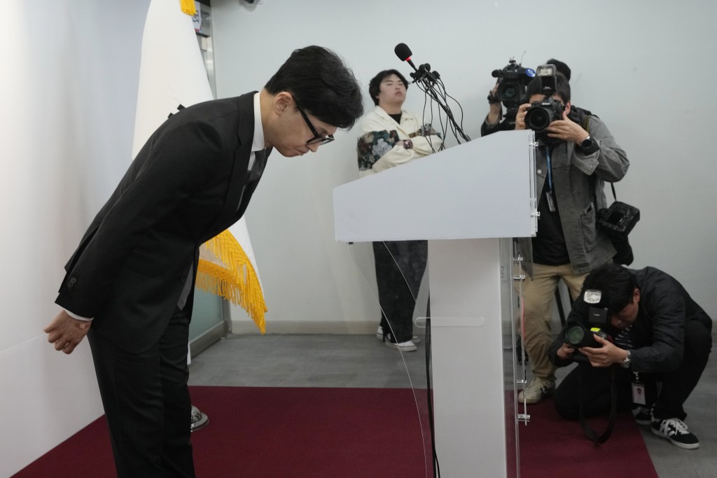 執政國民力量黨臨時領導人韓東勳對於慘敗道歉，並宣布辭職。美聯社