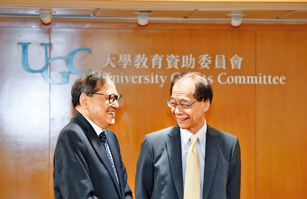 今年3月上任的研資局主席唐偉章(右)昨公布2項研究計劃撥款結果,旁為教資會秘書長鄧特抗。