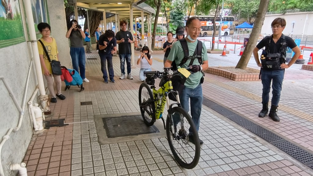 葉先生表示，由單位帶走一部單車。黃文威攝