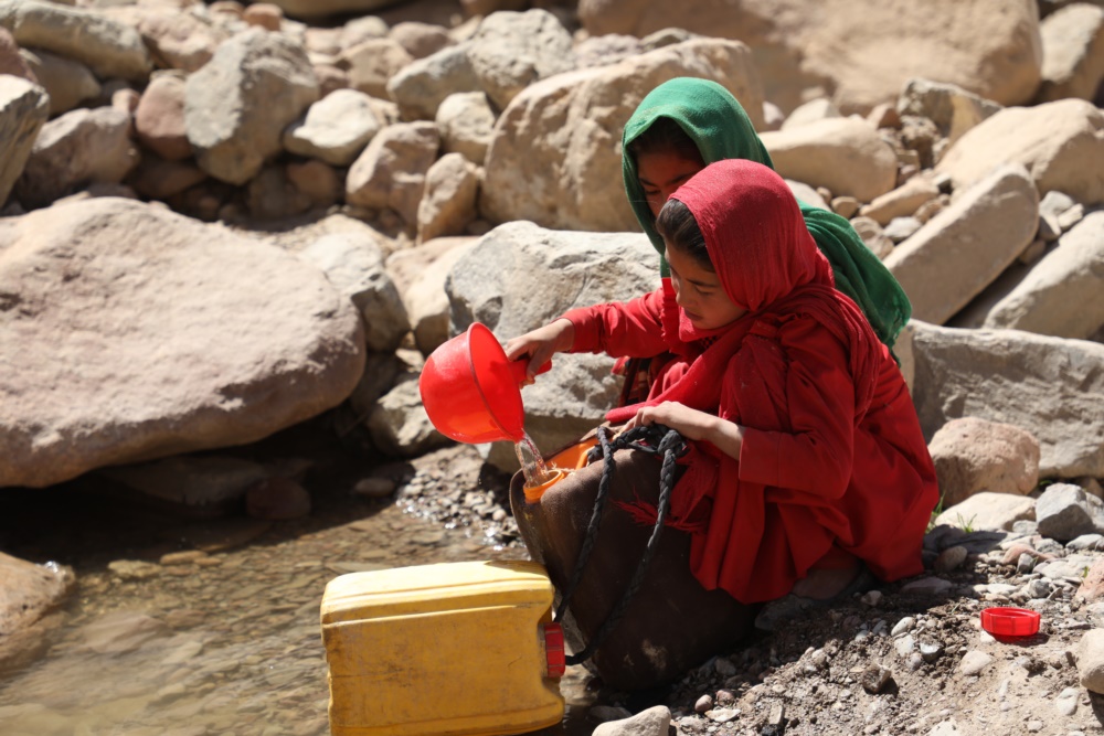 ●兒童和婦女要長途跋涉取水，對生活造成不便，甚至剝削上學機會。