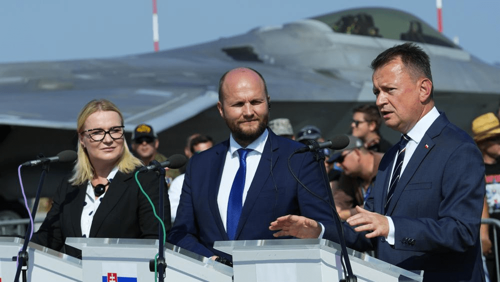 波兰（右起）、斯洛伐克和捷克国防部长在签署空中警务条约后回答媒体提问。AP