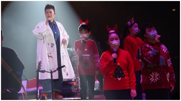 二汶在平安夜開騷，跟歌迷一同度佳節。