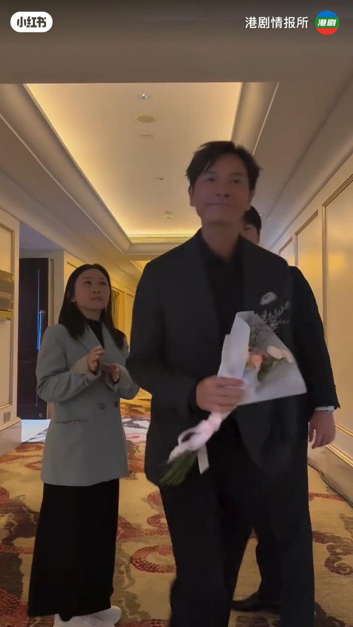 郭晉安搶去一對情侶的鮮花。 郭晉安搶去一對情侶的鮮花。