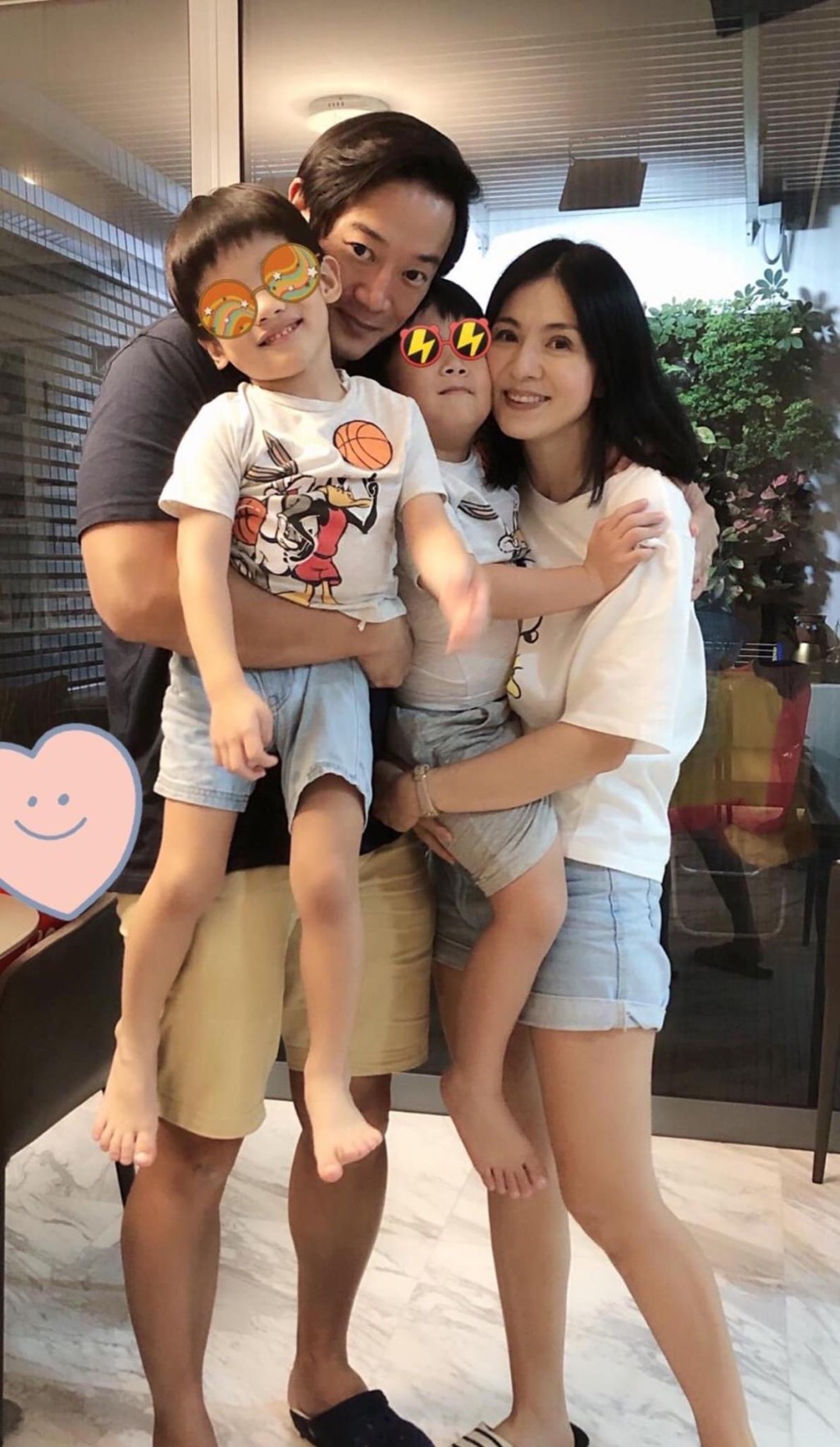 誕下孖仔之後，楊采妮一家四口定居新加坡。