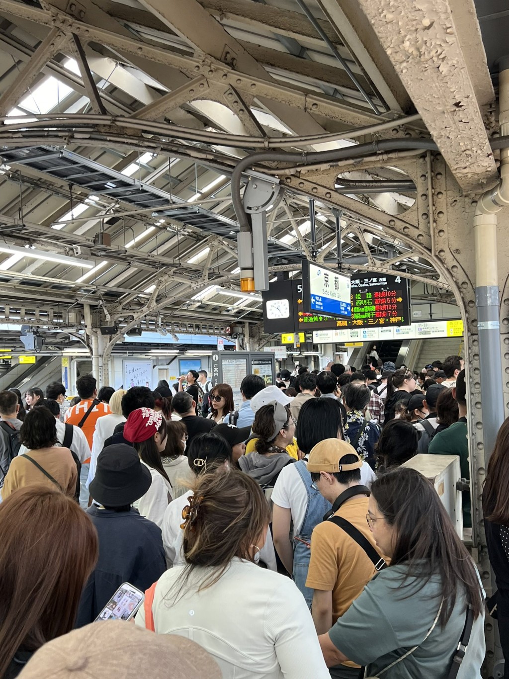 乘客从月台涌向车站大堂。 X
