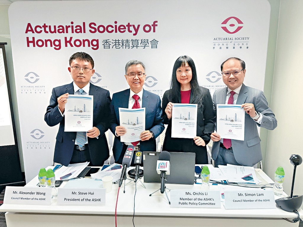 香港精算學會最新報告揭示，港人自殺人數在七年間大幅上升。左起黃建邦、許毅飛、李紫蘭、林溢東。