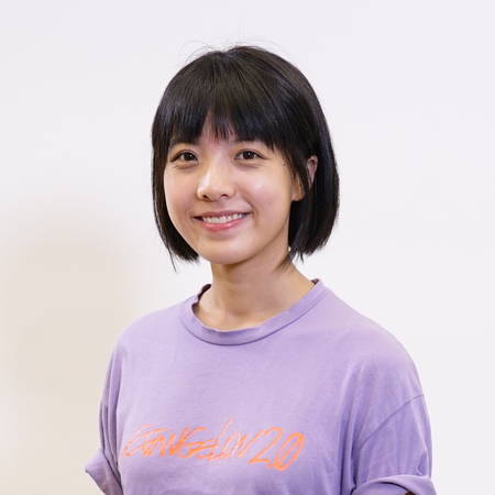 鍾雪瑩在大學畢業後加入商台叱咤903主持電台節目。