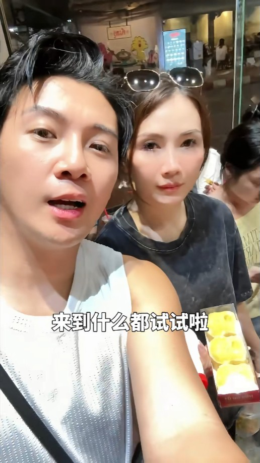 葉泓聲與陳樂榣排隊買人氣店蛋糕。 葉泓聲與陳樂榣排隊買人氣店蛋糕。