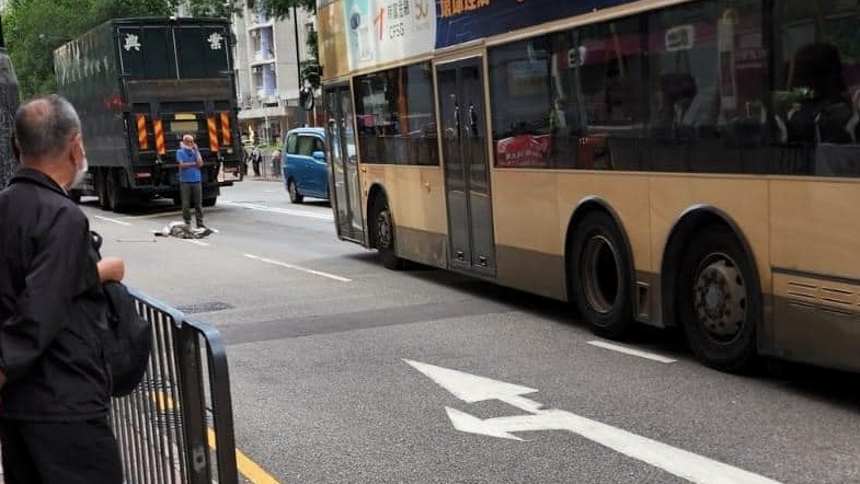 男子過路遭貨車撞倒輾過手臂重傷倒地。馬路的事討論區fb