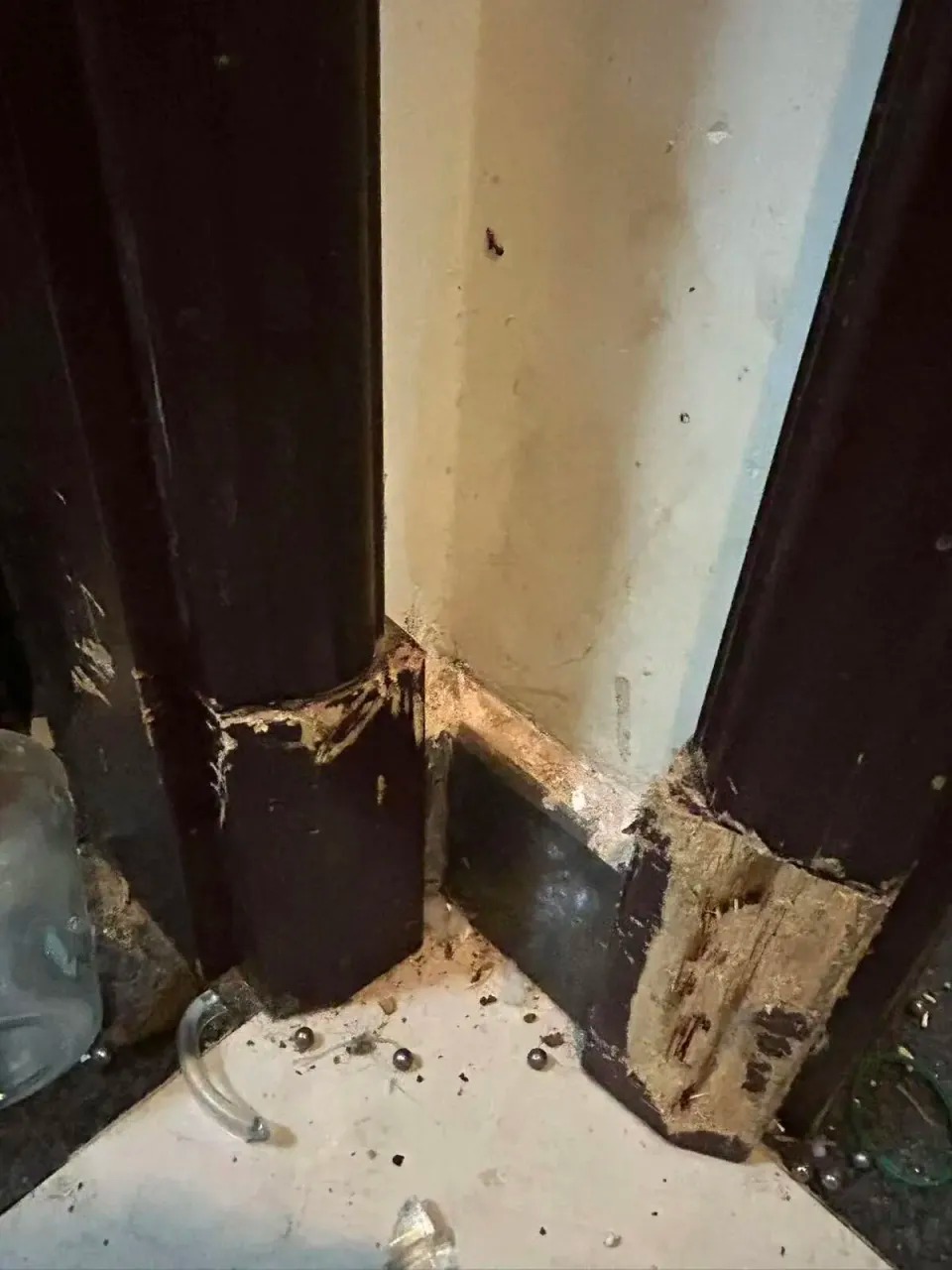 墙身、房门框及木地板均遭受严重破坏。