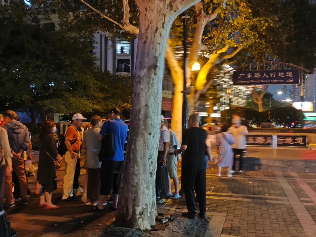 上海的街边股市沙龙入夜后仍有不少资深股民。小红书