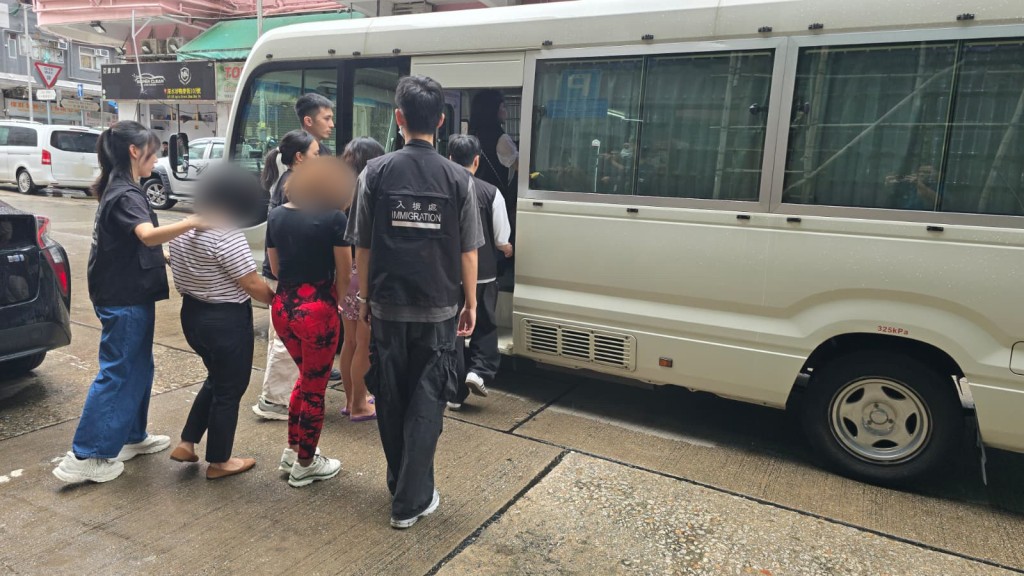 6名菲傭被捕。入境處提供圖片 6名菲傭被捕。入境處提供圖片